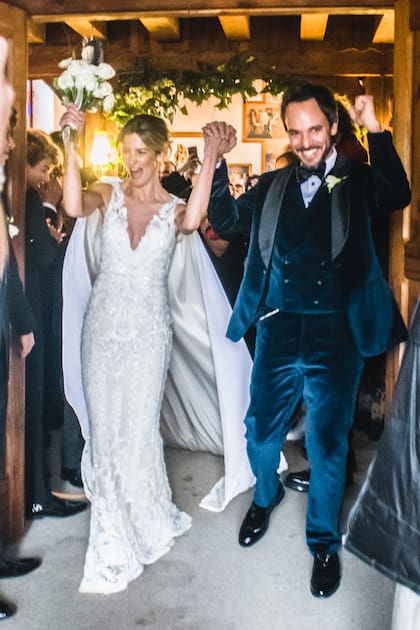 Con su habitual espírtu festivo, los recién casados salieron de la capilla cantando (Chule con smoking de Tom Ford).