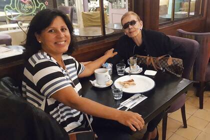 Una de las últimas fotos de Norma Gladys Cappagli junto a su sobrina Carla. Arriba:después de haber vivido diez años en Milán, la ex modelo volvió a Buenos Aires y se instaló en Recoleta hasta su muerte