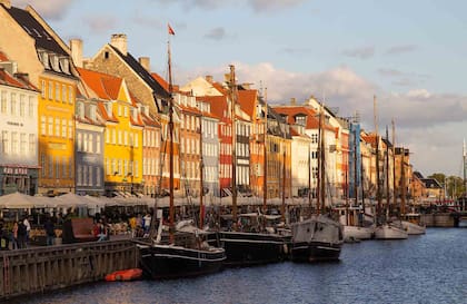 Nyhavn, antiguo barrio de pescadores que hoy es el lugar más turístico, con buenos bares para acompañar el atardecer.