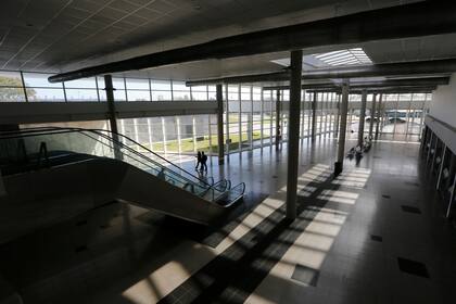 Sin operaciones, las puertas de la terminal Dellepiane aún están abiertas