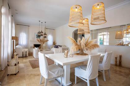 El living y el comedor, todos decorados en blanco, con muebles enfundados en telas lavables. La semana pasada, lanzó FdeFLOR, una plataforma online con contenidos, secciones, videos y una tienda virtual con ropa y decoración.