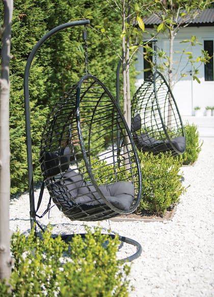 Un sector del jardín, donde dos egg-chairs de Tableware se vuelven protagonistas del momento de relax.