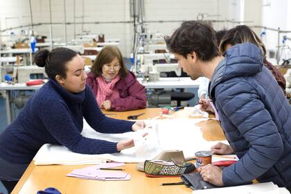 Enseña a mujeres en situación de riesgo a hacer parte de la producción de los zapatos Linking Dotz