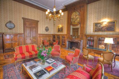 La biblioteca de la residencia es utilizada por el embajador como escritorio, donde recibe, además, a políticos y diplomáticos. La mayoría de los muebles, estilo Luis XV, conviven a la perfección con la gran chimenea de mármol oscuro.