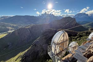 La deslumbrante experiencia de dormir en una cápsula suspendida en la ladera de una montaña