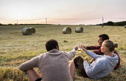 Brindis entre amigos que se conocen en el camino.