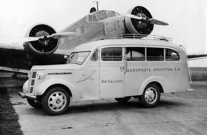 Junkers Ju-52 trimotor y camioneta de pasajeros de Aeroposta Argentina en el aeropuerto de Río Gallegos. 1937.