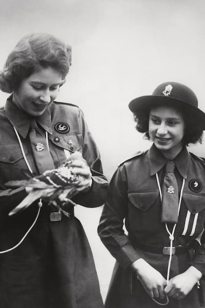 Junto a su hermana, soltando una paloma dirigida a Lady Olave Baden-Powell, la jefa mundial de las Girl Scouts.