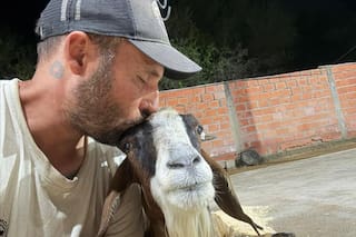 Atrapada en el barro, sobrevivió a una inundación, perdió a sus crías y forjó un vínculo inesperado con quien la ayudó
