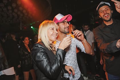 A partir de las 22, los invitados empezaron a llegar a Tequila. Las ambientadoras Pieres-Michelson decoraron con luces led, cuadros estilo pop y hojas tropicales metalizadas. Claudia Villafañe (arriba) estuvo a cargo de la organización junto a su equipo de Plan V