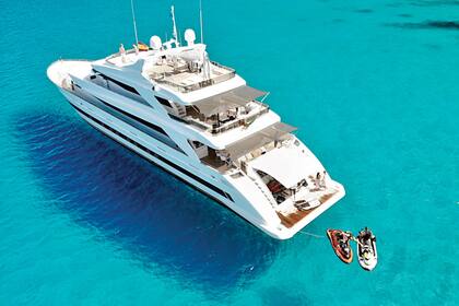 En una de sus últimas excursiones a la playa, alquilaron un yacht de lujo para disfrutar mar adentro en familia y con sus amigos del PSG Keylor Navas y Sergio Rico