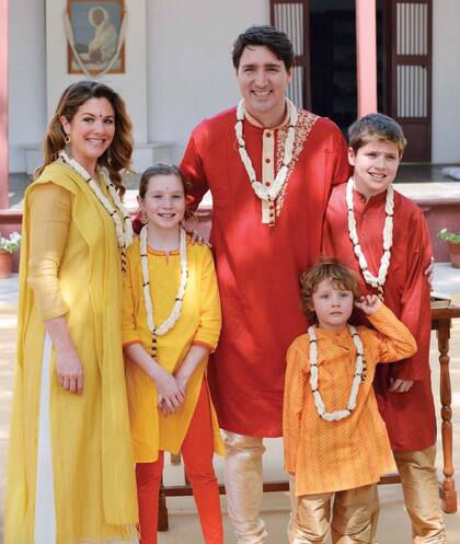 Junto a su marido, Justin Trudeau y sus hijos Ella, Xavier y Hadrien, la primera dama posa con el típico atuendo indio durante su última visita a la ciudad de Ahmedabad en febrero pasado.