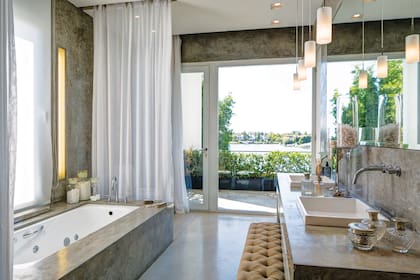 El baño principal tiene una vista espectacular a la laguna.