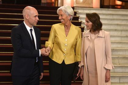 Christine Lagarde, directora del FMI, fue recibida por el jefe de gobierno porteño, Horacio Rodríguez Larreta, y su mujer, Bárbara Diez. Para la ocasión, eligió un conjunto de saco con cuello V y pantalón.