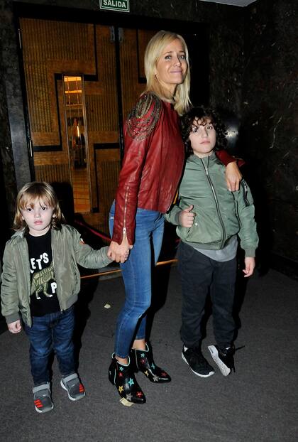 Julieta Prandi junto a sus hijos Rocco y Mateo