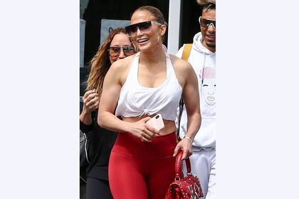 JLo es una diva.. pero ¿no es un poco mucho el maquillaje y el bolso para sudar la camiseta en el gimnasio?