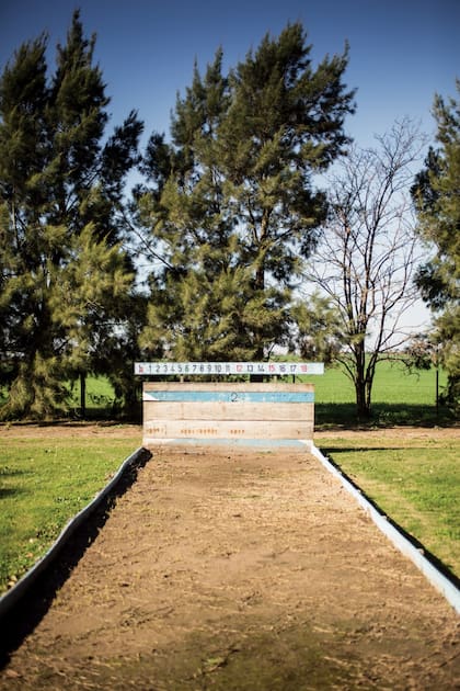 Para realzar la idea “de otro tiempo”, Dotto mandó construir una cancha de bochas, que suele usar con sus amigos entrerrianos.