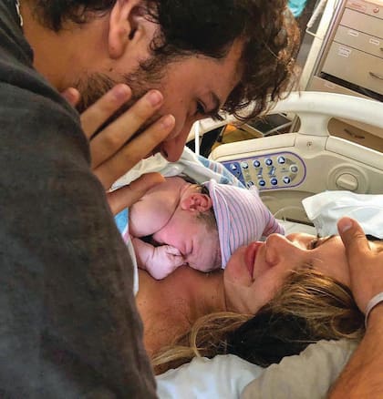 Camila, nieta de Eduardo, anunció el nacimiento de Vicente con esta foto íntima en la que también se ve a Tino Vivo, su marido.