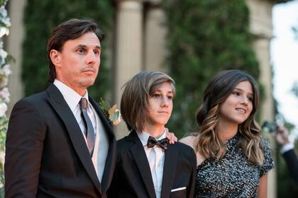 Acompañado por sus hijos, Santino y Delfina, Roberto espera a su amor para dar el sí.