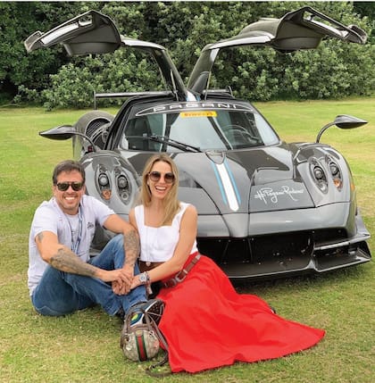 “La luna de miel queremos que sea en un lugar al que nunca hayamos viajado, todavía no lo tenemos definido”, admite. En la foto, con Pablo, su futuro marido, y un Pagani Huayra BC.