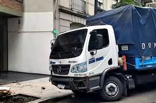 Un camión chocó contra tres autos, un árbol y un edificio