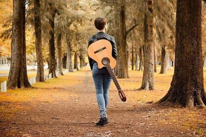 La guitarra: su compañera de ruta desde que es adolescente, y su apoyo a la hora de cantar en el subte