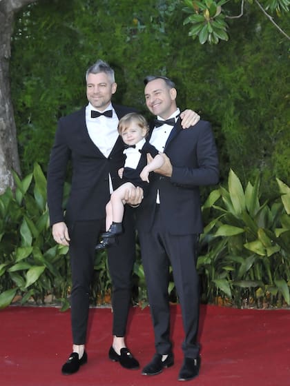 Gabriel Alfaro y Diego Schiro, junto a su hijo Gauthier