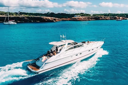 El IF, un crucero en el que navegaron con amigos, se puede alquilar por 1800 euros el día.