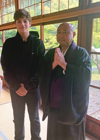 Luca, que estudia japonés para entender mejor la cultura nipona, durante la tradicional ceremonia del té, en Kioto.