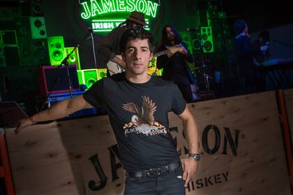 Lo vimos churrísimo a Esteban Lamothe con su remera rockera en el evento de Jameson