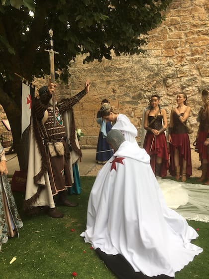 Durante la ceremonia, los novios fueron nombrados caballeros templarios de la Orden de la Rosacruz de Alejandría.