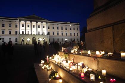 Las puertas del Palacio Real de Oslo se llenaron de velas y flores para recordar al escritor