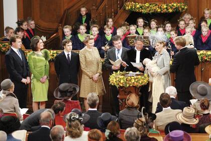 El bautismo de Alexia, el 19 de noviembre de 2005. Sus padrinos, de izquierda a derecha: el príncipe Friso (hermano de Guillermo Alejandro, que murió en 2013), Alejandra Jankovich de Jeszenice, Juan Zorreguieta (hermano de Máxima), la reina Matilde de Bélgica (entonces aún era princesa) y Francisco