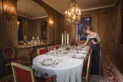 El impactante comedor. La boiserie fue restaurada por el artista italiano Alfonso Orombelli, quien también pintó los cuartos de los niños. Los cuadros de Matías Duville en las paredes los hizo especialmente para el lugar: "Nocturno, 1, 2, 3, y 4". 