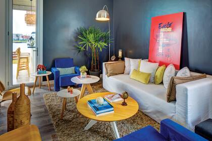 En la sala para ver televisión se destaca una lámpara arco de Flos, un diseño clásico creado por Achille y Pier Giacomo Castiglioni en 1962. La alfombra de Fendi es de lana e hilo de seda y combina a la perfección con las mesas de diferentes alturas, que le otorgan movimiento al ambiente.