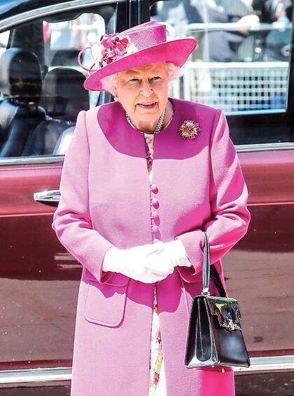 La reina Isabel con el broche de oro, rubí y diamante tallado que le regaló el duque de Edimburgo