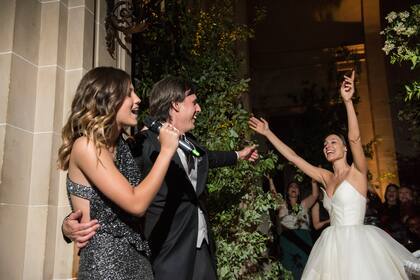 Delfina García Moritán fue la gran sorpresa de la noche cuando les cantó en vivo a los recién casados