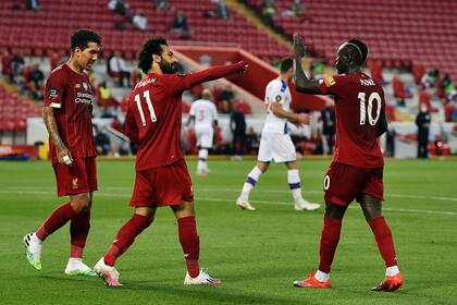 ...Con su gol, el segundo de Liverpool, Salah (11) anotó el N° 100 de los Reds en la temporada; el senegalés Mané (10) selló la victoria sobre Crystal Palace en Anfield