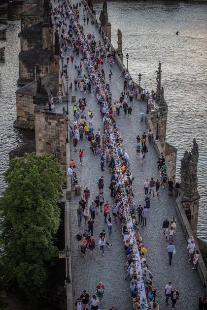 Una vista aérea del banquete que tuvo lugar en la ciudad de Praga