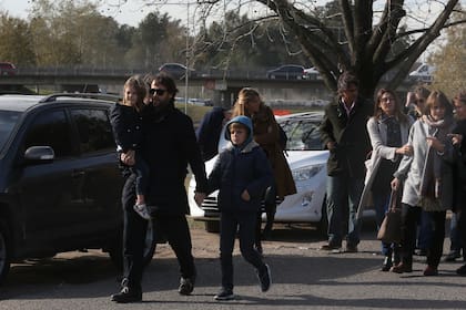 César Bustos, el marido de Eugenia Laprida, junto a sus dos hijos, Cala y César