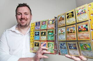 Afortunado: descubrió el valor de sus viejas cartas de Pokémon y las vende