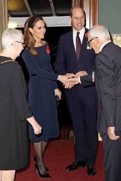 El sábado 9 por la noche, los Cambridge y los Sussex asistieron a un festival de música que se hace todos los años en la famosa sala de conciertos para recordar a los caídos