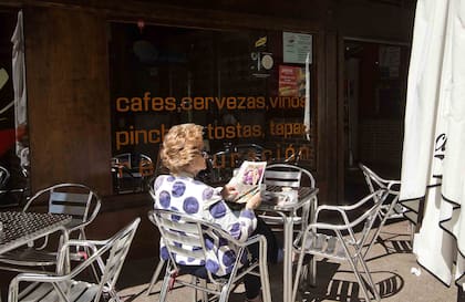 Mañana de domingo soleado en una terracita asturiana.