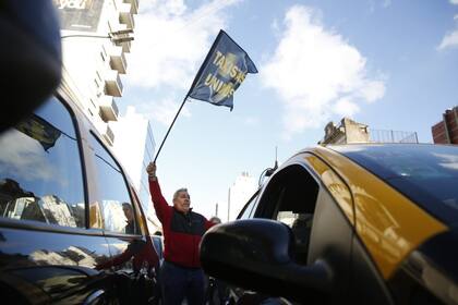 Taxistas se concentran en el centro para marchar a La Plata 
