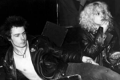 Sid Vicious falleció a los 22 a causa de una sobredosis, cuatro meses después de que su novia, Sandy Baron, fuera hallada muerta en misteriosas circunstancias en un hotel