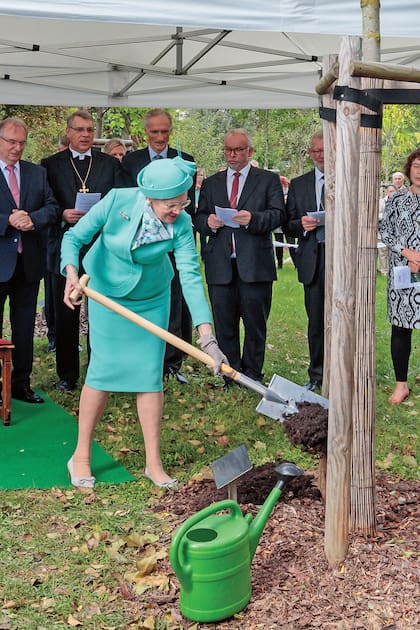El 2 de octubre de 2016, la Reina plantó un árbol en el jardín de Lutero después de la reapertura de la iglesia del Castillo en Wittenberg, Alemania.