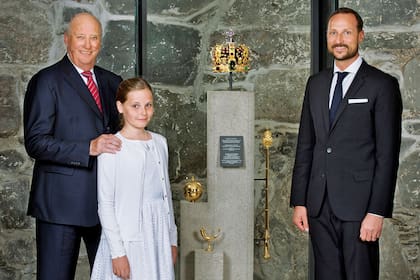 Ingrid Alexandra con su abuelo, el rey Harald, y su padre, el príncipe Haakon, en un posado de 2016. 