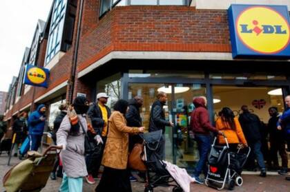 Los supermercados en Reino Unido están contratando a miles de personas