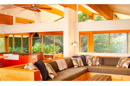 Concepto abierto y techos altos: el living cuenta con un enorme sillón en "L" para disfrutar de los días de descanso en Hawái