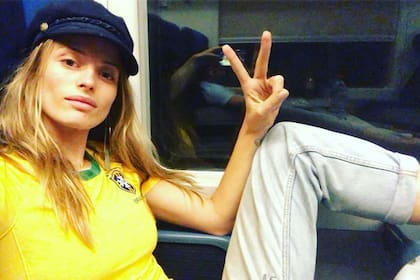 Desde un tren rumbo a la Toscana, Flavia Lucini, el "ángel" de 29 años, siguió el partido de Brasil ante México.